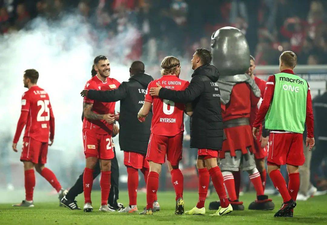 勒沃库森队球员联手突围，客场成功反超的简单介绍