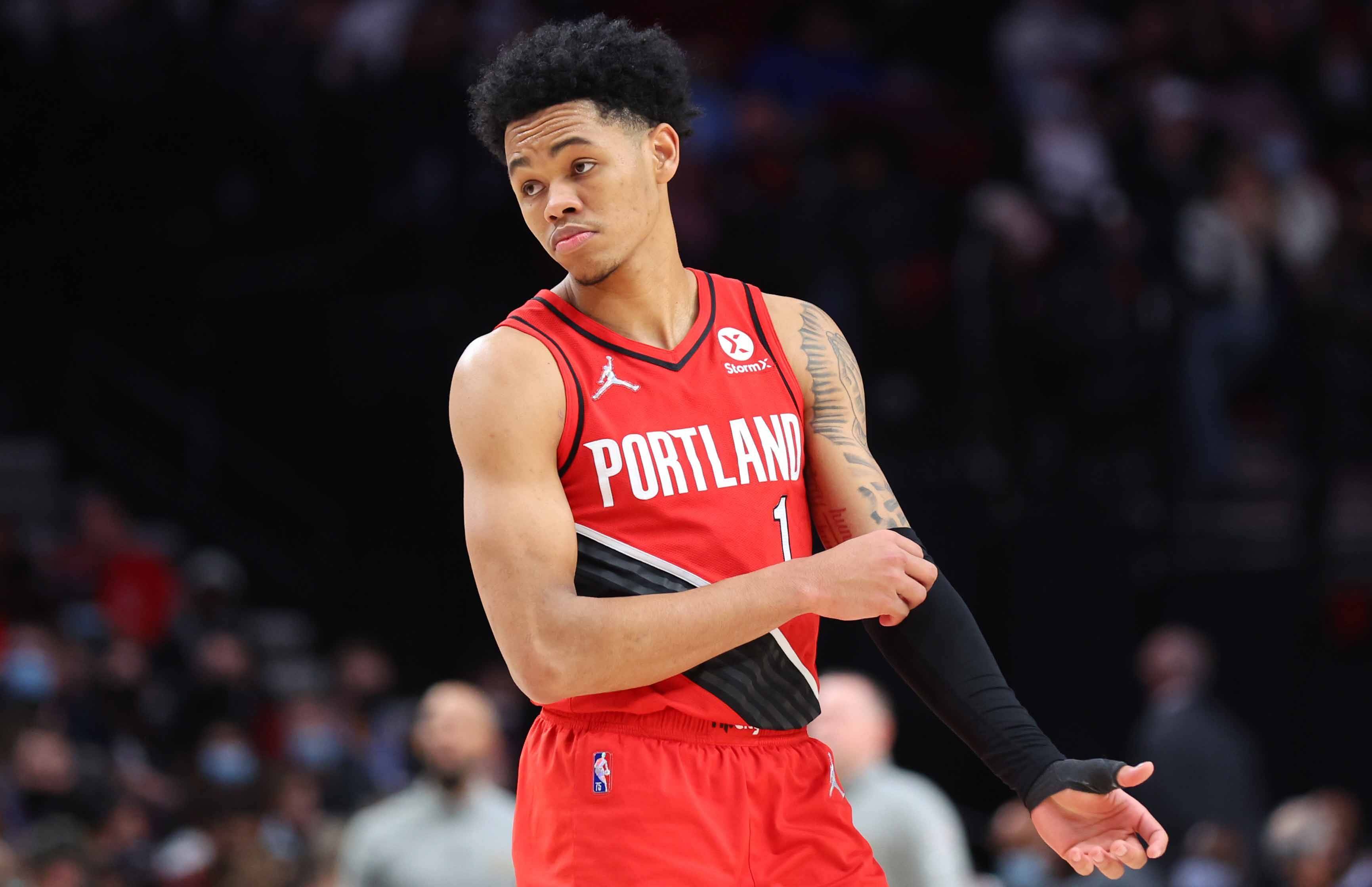 关于西蒙斯惊艳全场，字母哥助攻爆棚，黄蜂逆转取胜！的信息