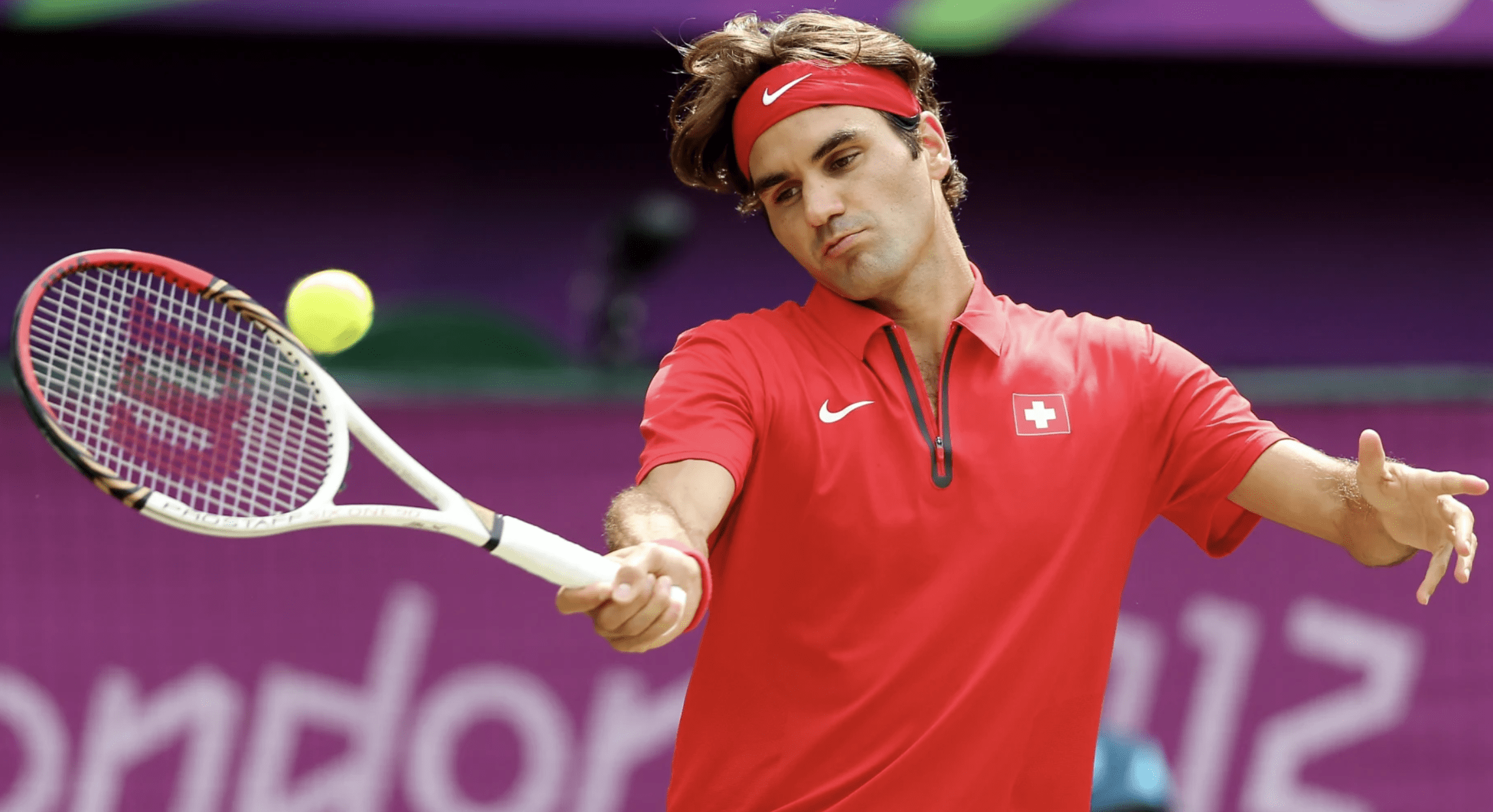 费德勒重返赛场，比赛局势复杂首场状态出色，瑞士队观众沸腾！