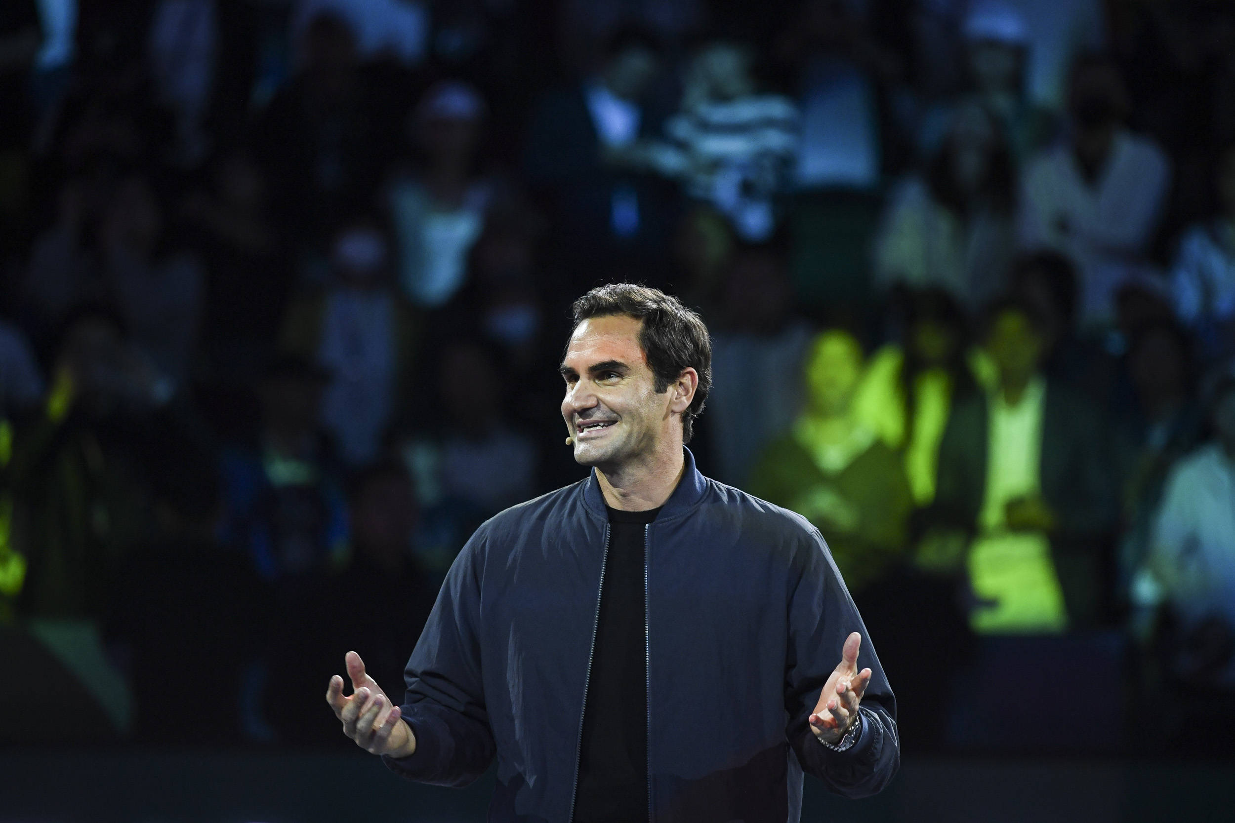 费德勒重返赛场，出色防守首场状态出色，切尔西观众沸腾！热度持续攀升(费德勒重返世界第一)